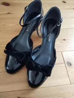 【美品】エナメルワンストラップ黒ベロアリボンパンプスサンダル