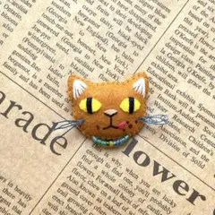 ハンドメイド オーブン粘土 ブローチ 陶器風 オッドアイの猫 - メルカリ