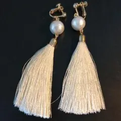 タッセルイヤリング　オフホワイトタッセル　コットンパールイヤリング　大ぶり