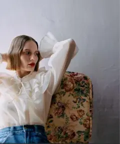 フリル付きホワイトブラウス