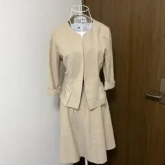 ベージュ ジャケットとスカートのセット
