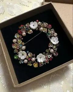 フラメンコ　シージョ留めブローチ　フローラルリング　レッド系