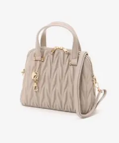 MAJESTIC LEGON チャームセットキルティングバッグ　グレージュ