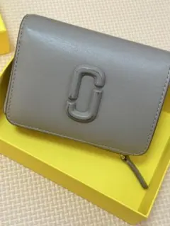 MARC JACOBS 二つ折り財布 グレーのサムネイル