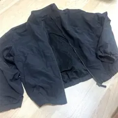 黒シンプルウインドブレーカーのサムネイル