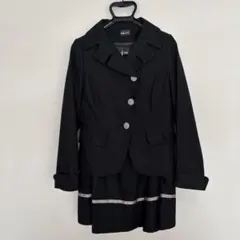 ブラックジャケットとスカートのフォーマルスーツ