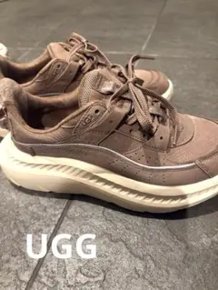 美品✨】UGG ベージュ スエード スニーカー 厚底 モカシン - メルカリ