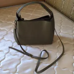 ショルダーバックカーキ色