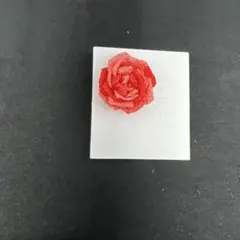 赤いバラのブローチ