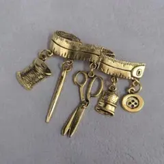 裁縫モチーフ ブローチ ハサミ 針 糸巻き ボタン 手芸 ゴールド アクセサリーのサムネイル
