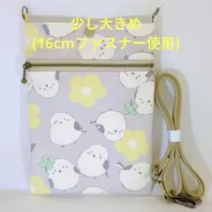少し大きめスマホポーチ　シマエナガ×お花　グレー　【ハンドメイド】