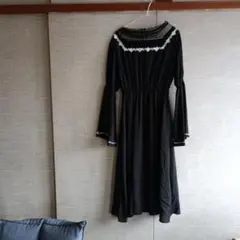 M*.様 黒の長袖ワンピース レース装飾付き