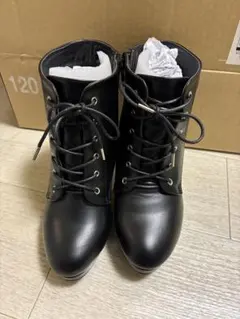 黒いレースアップブーツ 高ヒール