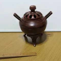 갈색 인센스 버너, 뚜껑이 달린 다리가 세 개 달린 향 버너, 놋쇠로 골동품 조각상으로 제작