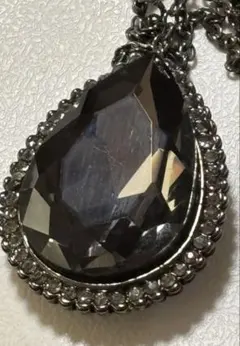 キラキラ輝きグレークリスタル風　トップずっしり重いネックレス　ラインストーン装飾