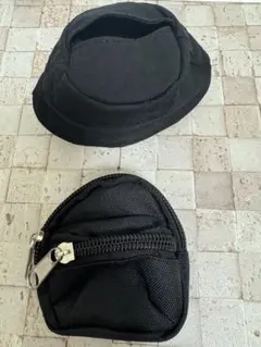 黒いミニバックパックと帽子のセット