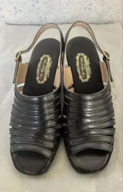 【新品未使用】ヨシノヤ　yoshinoya　サンダル（エナメルブラック) 銀座ヨシノヤ サンダル 黒エナメル 未使用品級✨ 23.5 cm 銀座ヨシノヤ