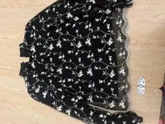 刺繍入り黒長袖ブラウス