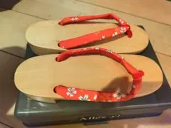 伝統的な木製下駄 赤色花柄