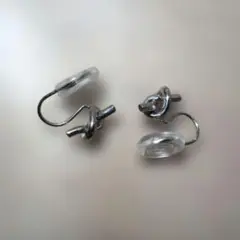 結び目モチーフ イヤリング シルバーカラー