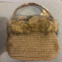 ブラウンファー付きハンドバッグ