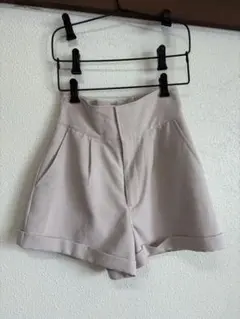 ベージュ ハイウエスト ショートパンツ