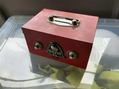 スチール製の赤い貯金箱【昭和レトロ　中古品　鍵ナンバー不明？】。 スチール製の赤い貯金箱【昭和レトロ 中古品 鍵ナンバー不明