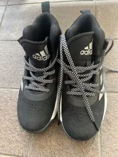 adidas キッズスニーカー ブラック　22.5cm