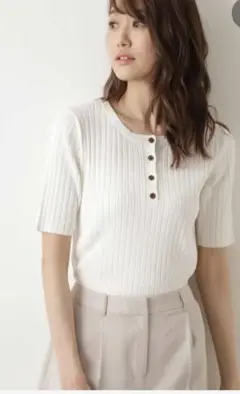 ナチュラルビューティーベーシック　マーブルボタンニット