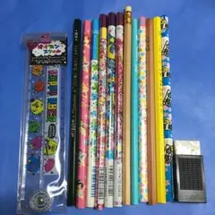 鉛筆12本、分度器付きスケール、消しゴムのサムネイル