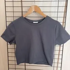 GU グレー クロップドTシャツ