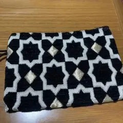幾何学模様の黒と金のポーチ　　モンゴル風
