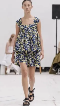 Cecilie Bahnsen ホワイトひざ丈ワンピース 半袖 Cecilie Bahnsen ホワイトひざ丈ワンピース 半袖 - メルカリ