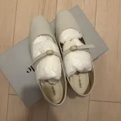 オデットエオディール白 ストラップ付きのホワイトフラットシューズ 22cm