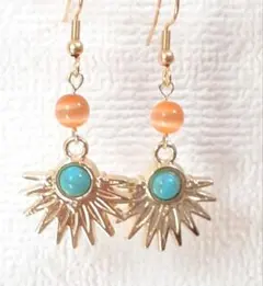 オレンジのキャッツアイとターコイズチャームのエスニック風ピアス