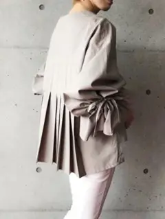 バックプリーツ シャツ