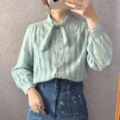 ヴィンテージ 昭和レトロ 古着 パターン柄ボウタイブラウス ライトブルー 日本製