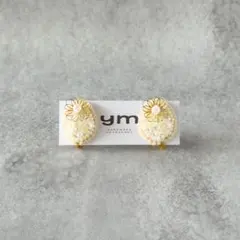小ぶりパールとお花のビーズ刺繍イヤリング（ハンドメイド）