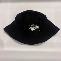 Stussy バケットハット ブラック 刺繍ロゴのサムネイル