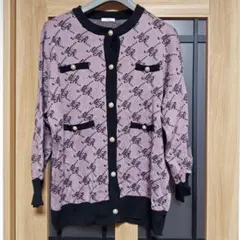 大きいサイズパールボタン付きロゴ入りピンクニットカーディガン