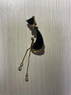 猫型ブローチ 緑と金色