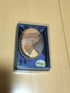 木製 円形ブローチ 幾何学模様