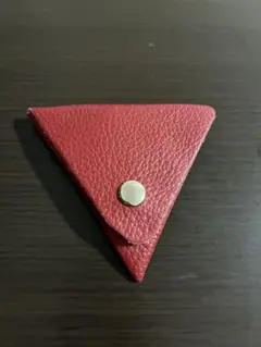 赤いレザー三角コインケース