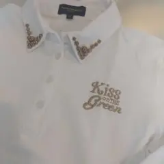 キスオンザグリーン 白と 金の水玉のポロシャツ