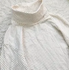 アイボリー ドット タートルネックシャツ