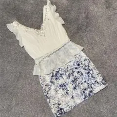 リップラインのエレガントなビーズ装飾ワンピース