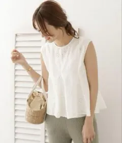 アーバンリサーチドアーズ　スカラップ刺繍ブラウス　ホワイト