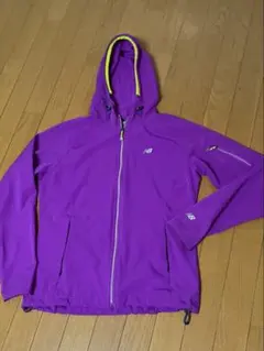 美品 New Balance レディースパーカー Ｍサイズ パープル　ランニング