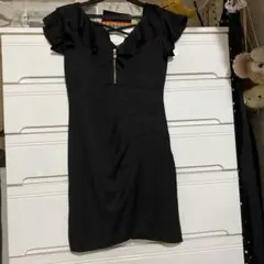 フリル付き黒タイトドレス