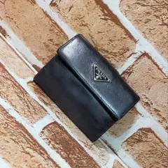 プラダ 黒 二つ折り財布